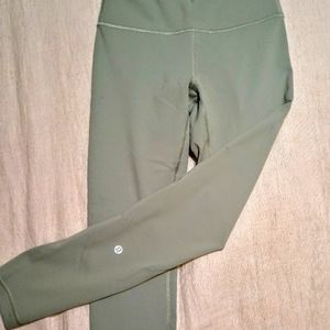 Lululemon size 6 ankle length tights worn once